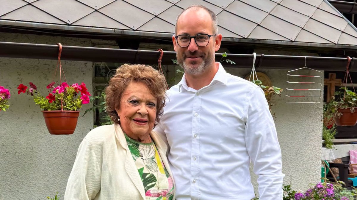 Jiřina Bohdalová s europoslancem Janem Farským. 