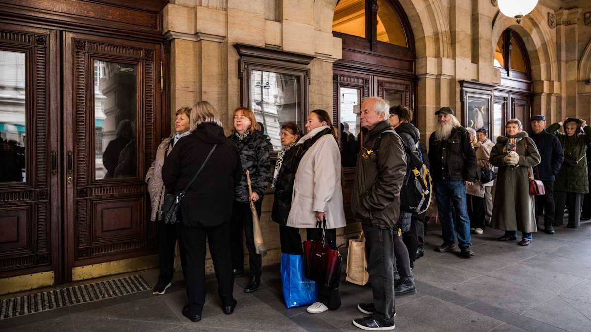 V Národním divadle se lidé rozloučili s Jiřím Štěpničkou. (20.10.2026)
