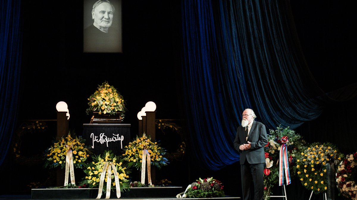 V Národním divadle se lidé rozloučili s Jiřím Štěpničkou. (20.10.2026)