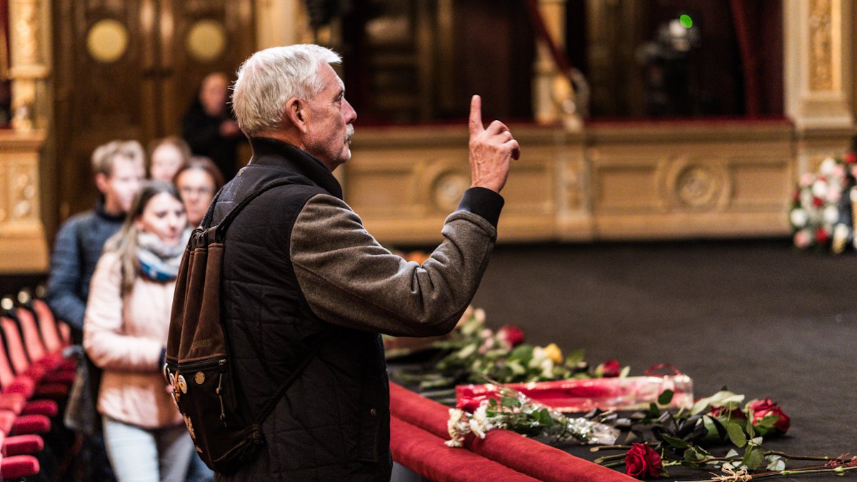 V Národním divadle se lidé rozloučili s Jiřím Štěpničkou. (20.10.2026)