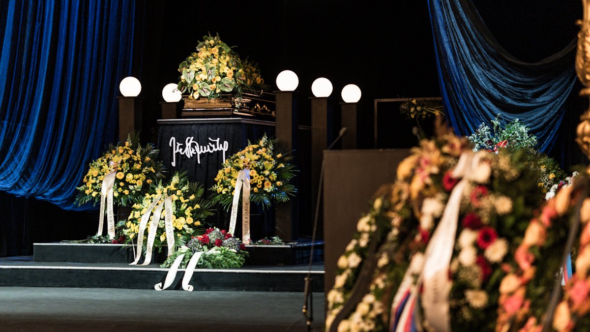 V Národním divadle se lidé rozloučili s Jiřím Štěpničkou. (20.10.2026)