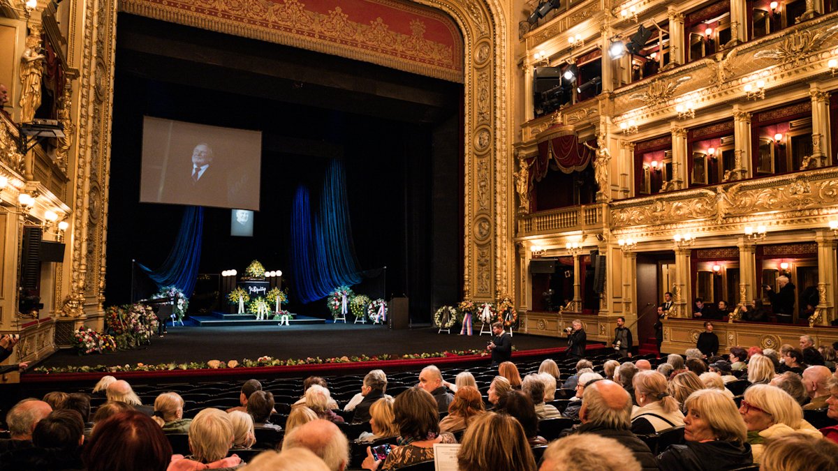 V Národním divadle se lidé rozloučili s Jiřím Štěpničkou. (20.10.2026)