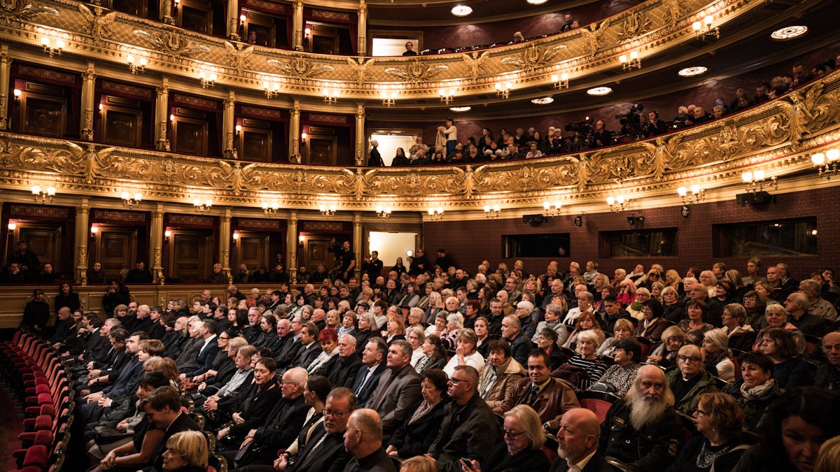 V Národním divadle se lidé rozloučili s Jiřím Štěpničkou. (20.10.2026)