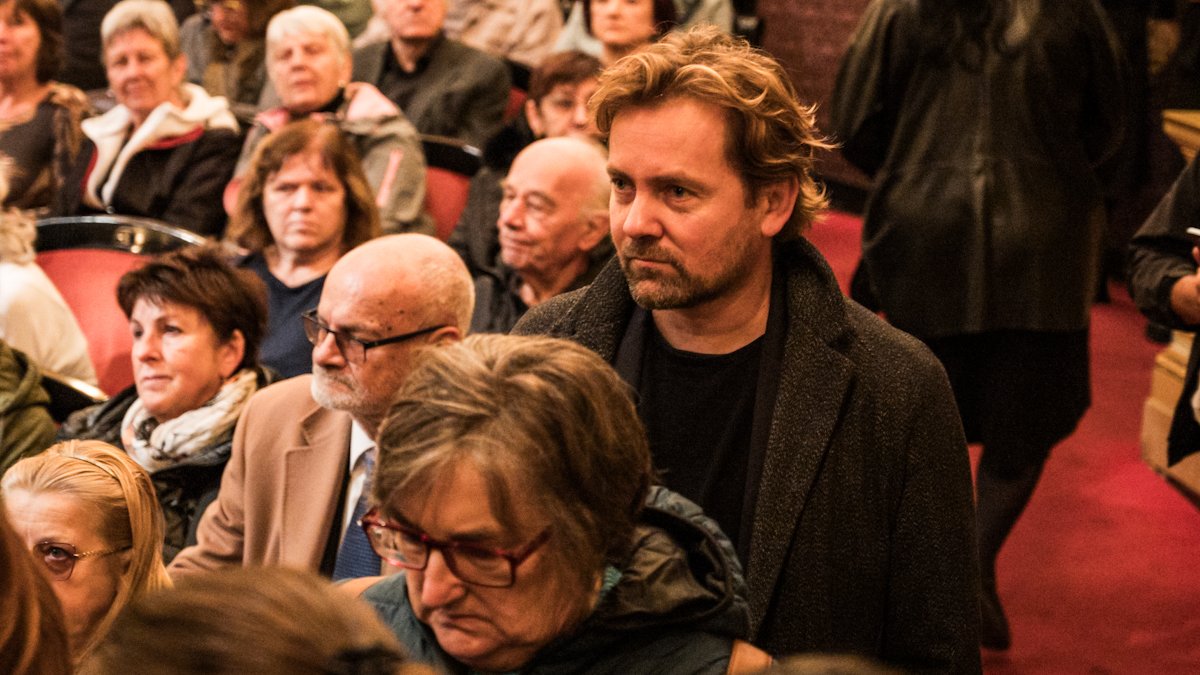 V Národním divadle se lidé rozloučili s Jiřím Štěpničkou. (20.10.2026)