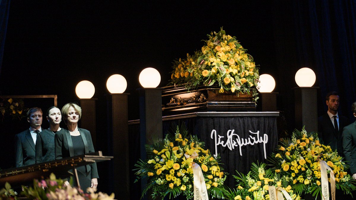 V Národním divadle se lidé rozloučili s Jiřím Štěpničkou. (20.10.2026)