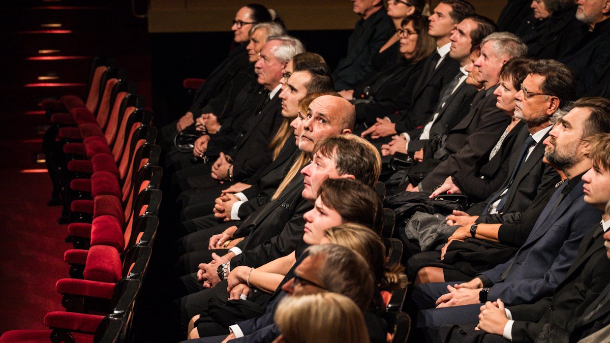 V Národním divadle se lidé rozloučili s Jiřím Štěpničkou. (20.10.2026)