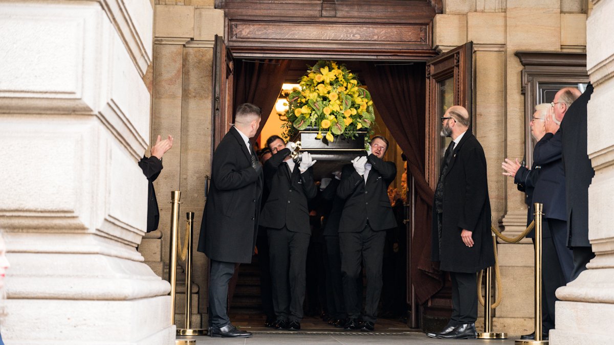 V Národním divadle se lidé rozloučili s Jiřím Štěpničkou. (20.10.2026)