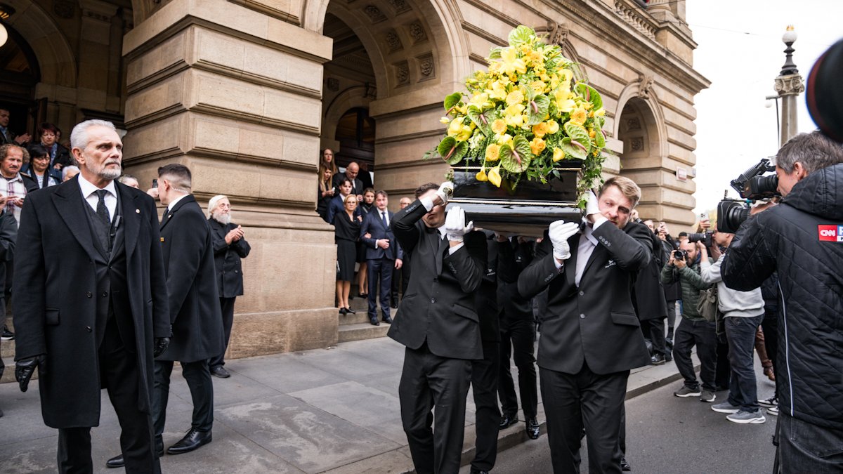 V Národním divadle se lidé rozloučili s Jiřím Štěpničkou. (20.10.2026)