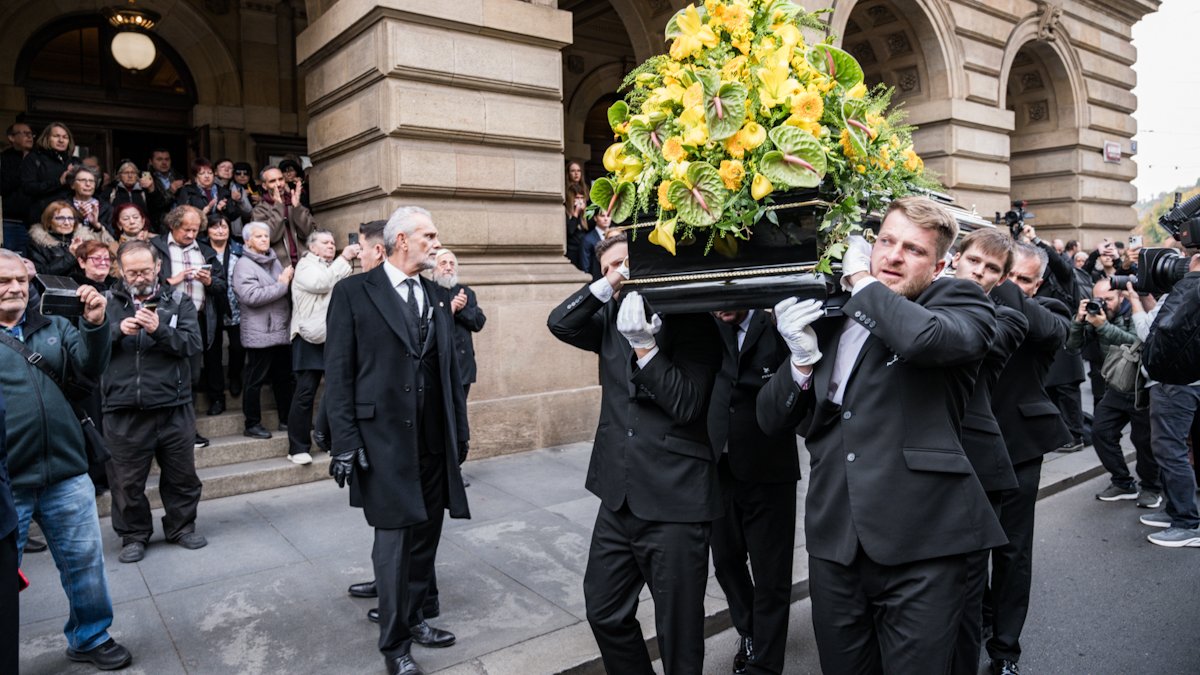 V Národním divadle se lidé rozloučili s Jiřím Štěpničkou. (20.10.2026)