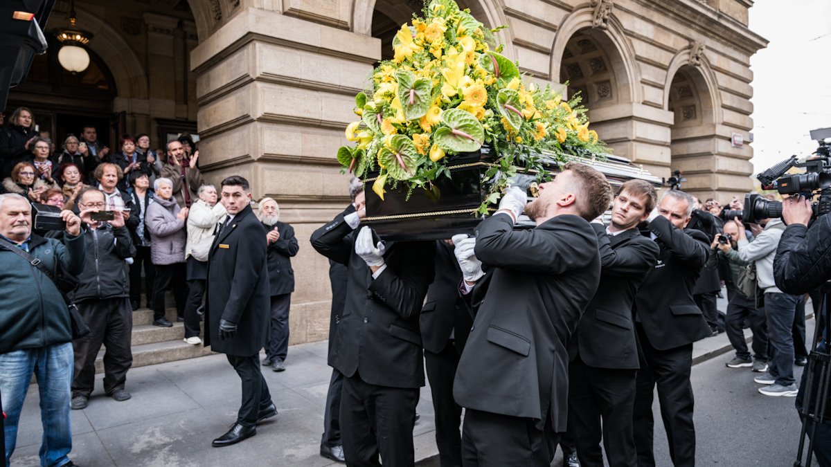V Národním divadle se lidé rozloučili s Jiřím Štěpničkou. (20.10.2026)