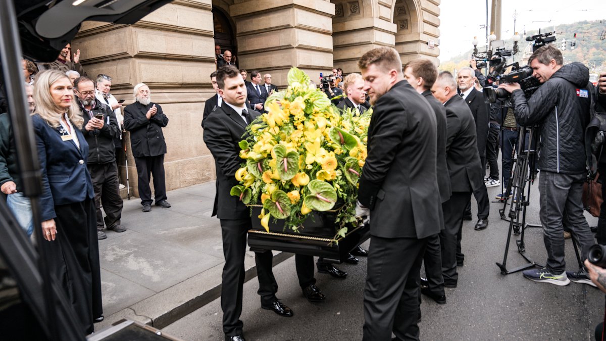 V Národním divadle se lidé rozloučili s Jiřím Štěpničkou. (20.10.2026)
