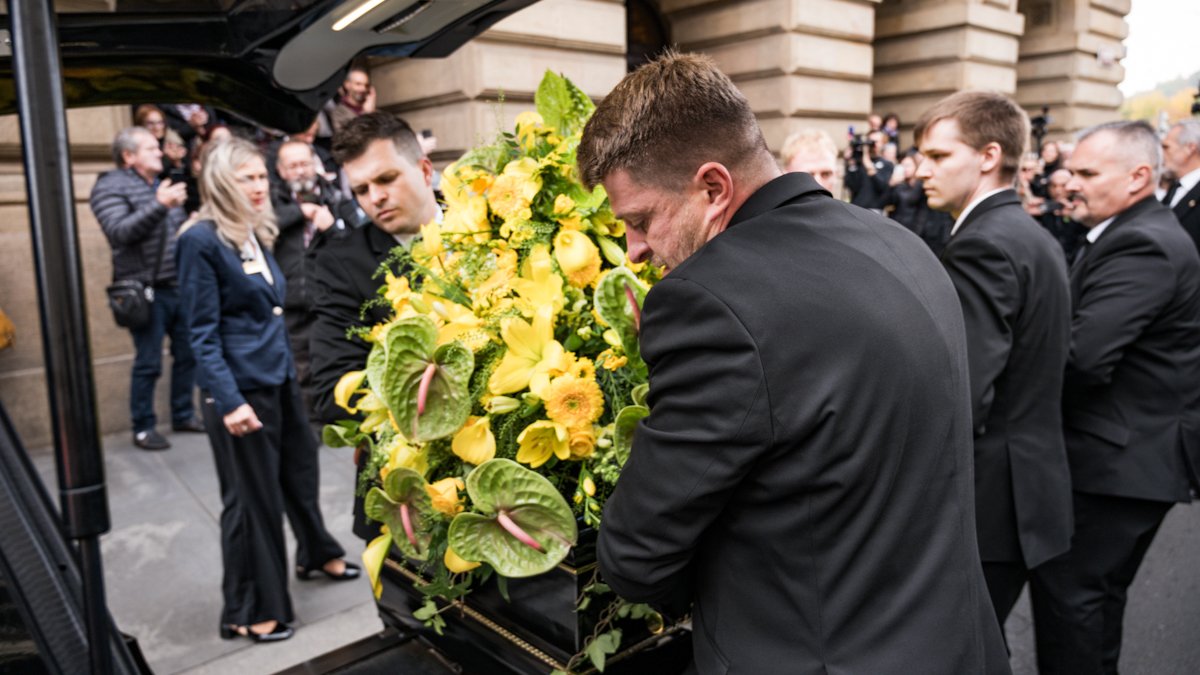 V Národním divadle se lidé rozloučili s Jiřím Štěpničkou. (20.10.2026)