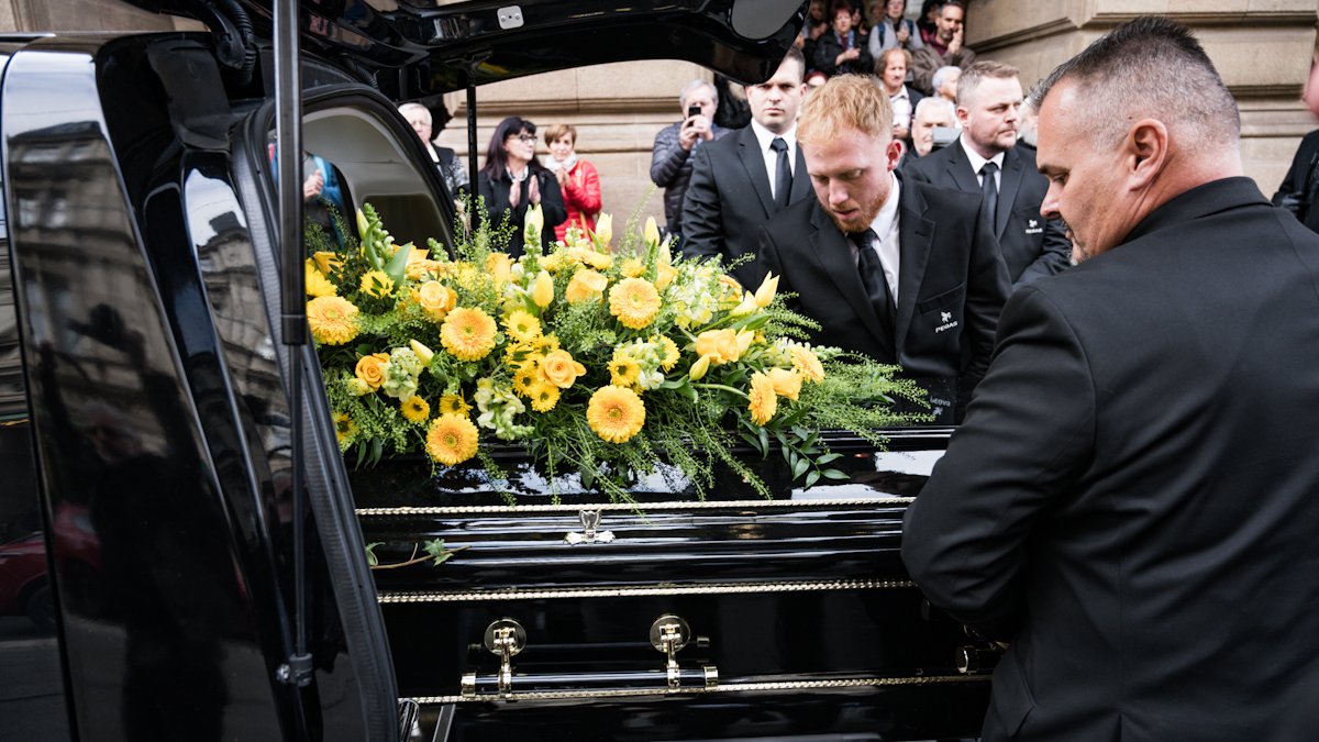 V Národním divadle se lidé rozloučili s Jiřím Štěpničkou. (20.10.2026)