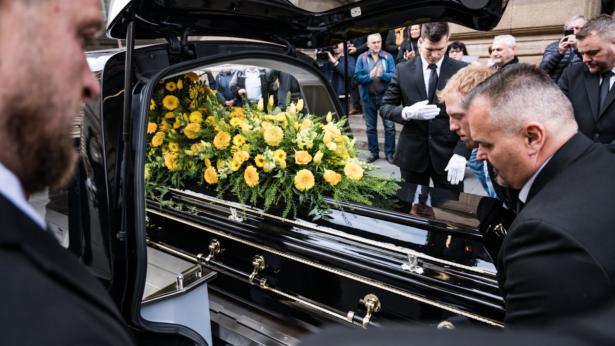 V Národním divadle se lidé rozloučili s Jiřím Štěpničkou. (20.10.2026)