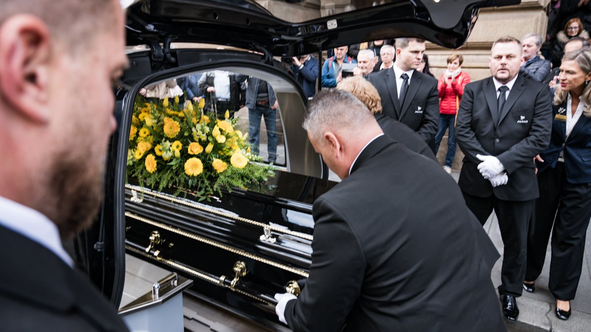 V Národním divadle se lidé rozloučili s Jiřím Štěpničkou. (20.10.2026)
