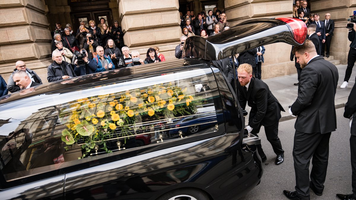 V Národním divadle se lidé rozloučili s Jiřím Štěpničkou. (20.10.2026)