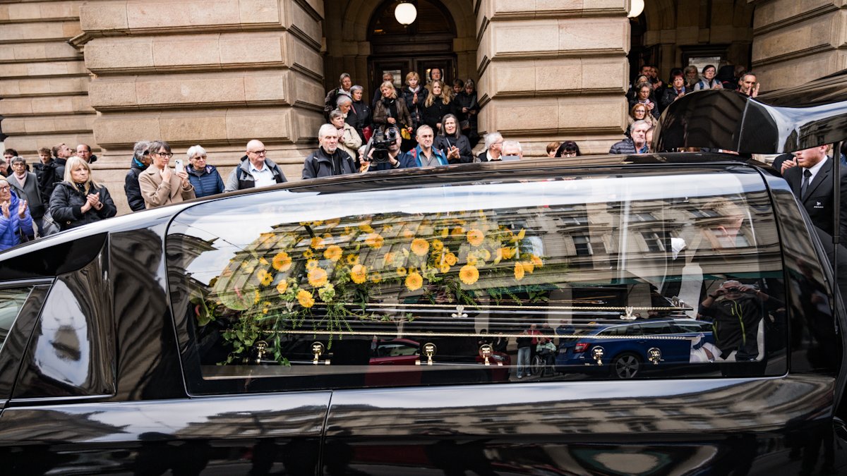 V Národním divadle se lidé rozloučili s Jiřím Štěpničkou. (20.10.2026)