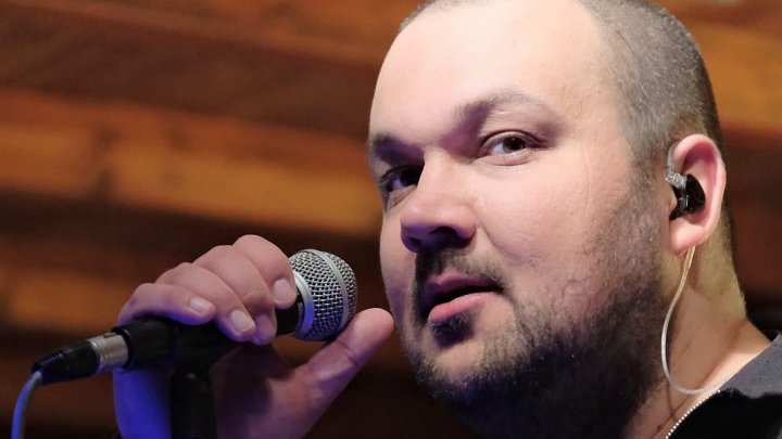 Brutus truchlí nad úmrtím zpěváka. 